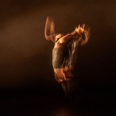 Brindis: danza con un lenguaje híbrido de voz, cuerpo y performance