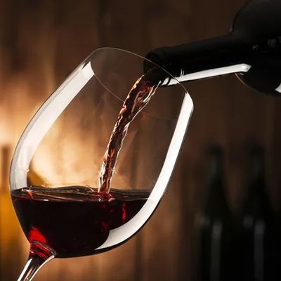 Cata gourmet con 5 vinos y 5 pintxos en una histórica cueva