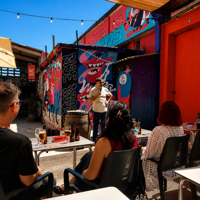 Monologos y terraceo: comedia al aire libre (incluye bebida)