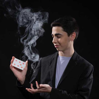 Barajando ilusiones: magia de cerca con Yago el mago