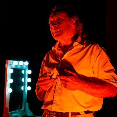 Rojos globos rojos: obra homenaje al teatro independiente