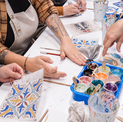 Ceramista por un día: pinta tu propia taza o azulejo